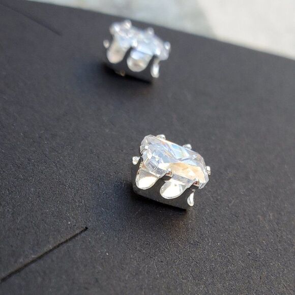 3/$10 NWOT Rectangular crystal/gem earrings - Picture 4 of 7